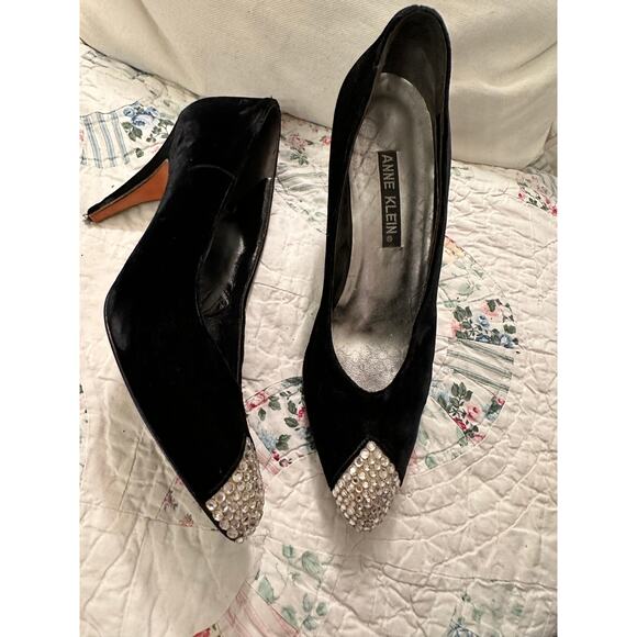 VINTAGE ANNE KLEIN BLACK VELVET & RHINESTONE CRYSTAL DRESSY CAP TOE PUMPS 7.5N - Picture 10 of 10
